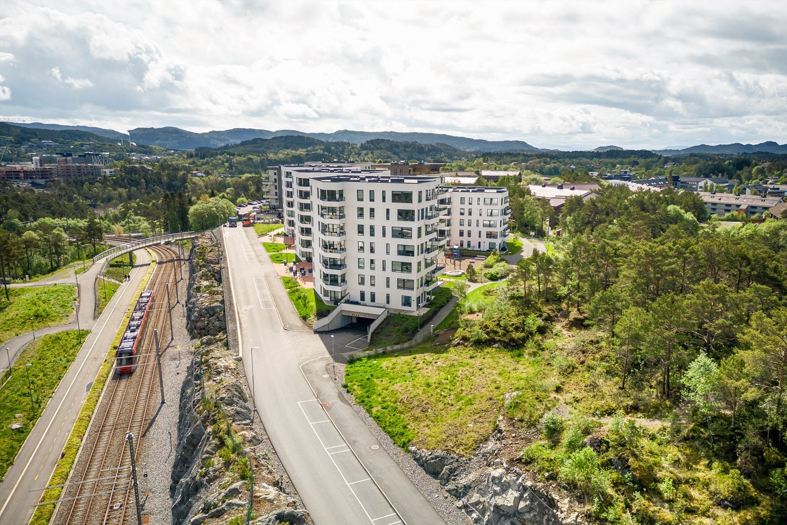 Du kan velge om du vil benytte deg av bybanestoppet "Sandslimarka" eller "Sandslivegen", begge ligger få minutters gange fra leiligheten og tar deg enten i retning Lufthavn Flesland eller mot Bergen sentrum. Galleribilde