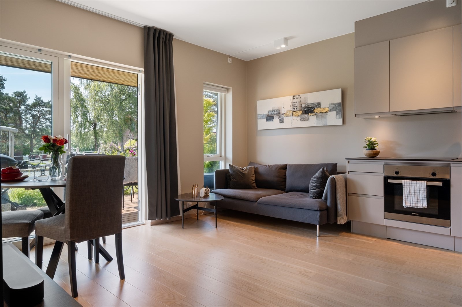 Overflatene er malt i delikate farger. Galleribilde