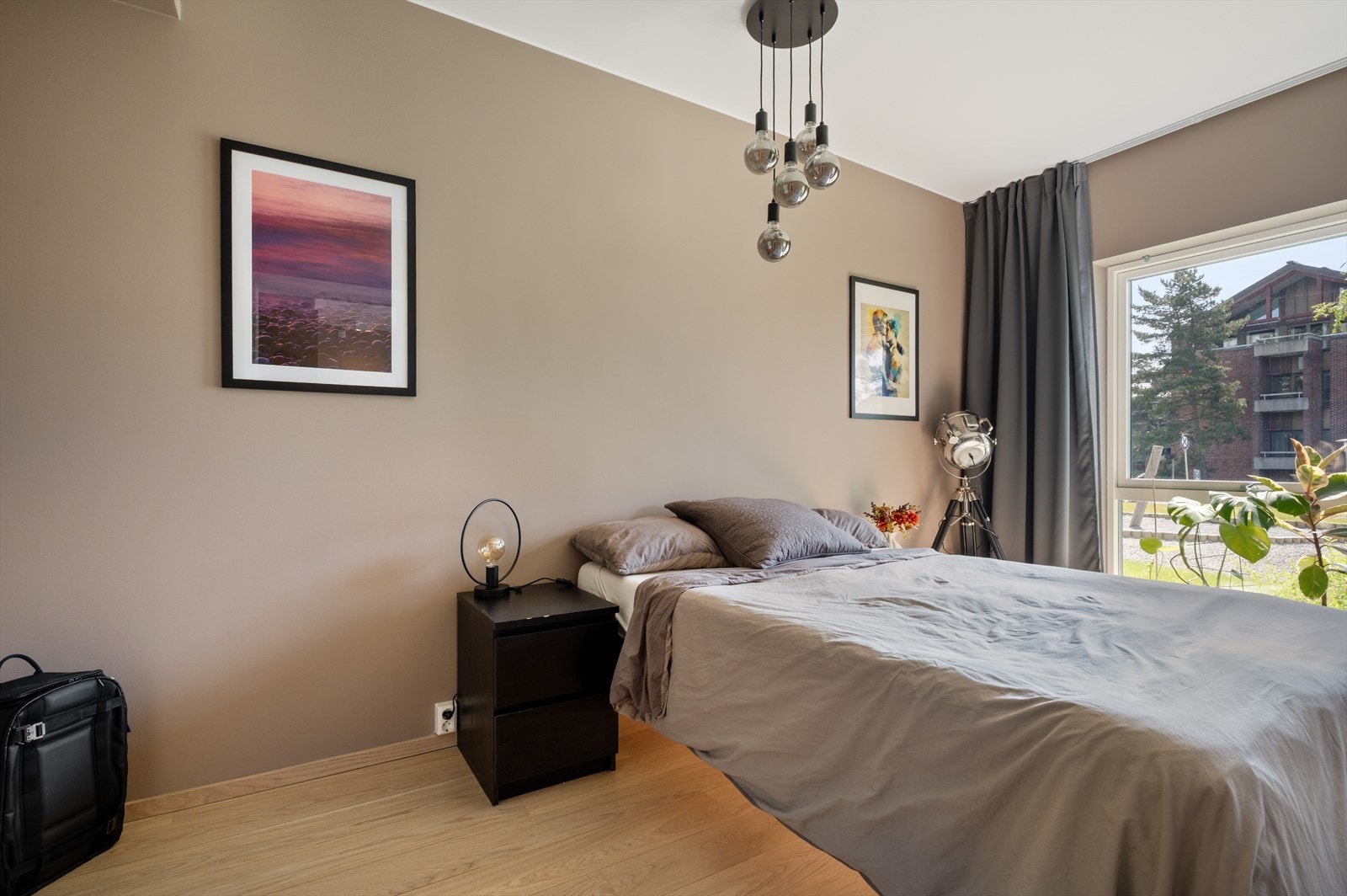 Soverommet er av god størrelse og har egen "walk in" garderobe. Galleribilde