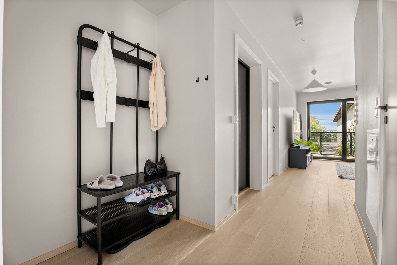 Ved entréen er det plass til å henge av seg yttertøy Galleribilde