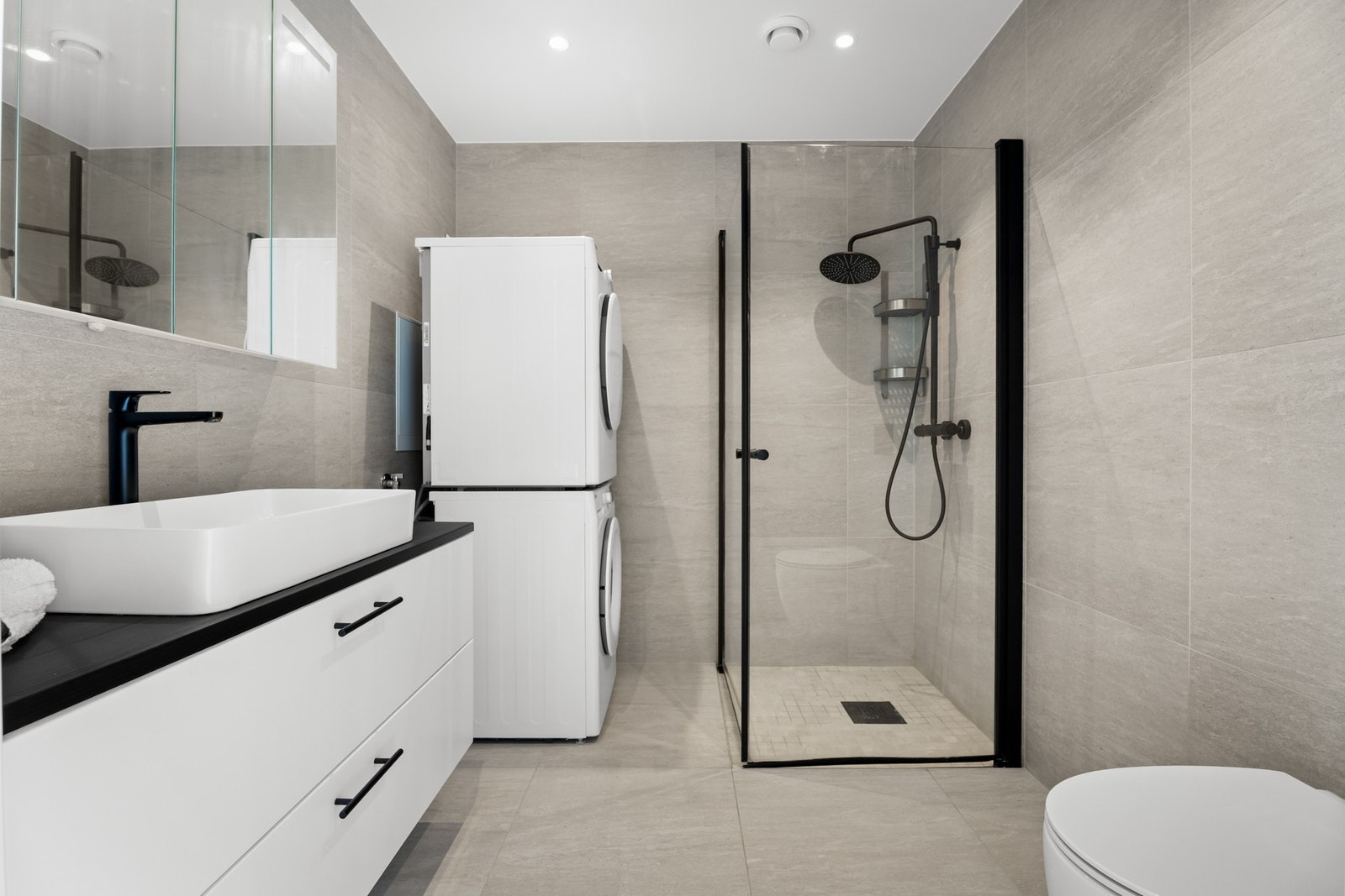 Delikat baderom med fliser på gulv og vegger og med varmekabler i gulv Galleribilde