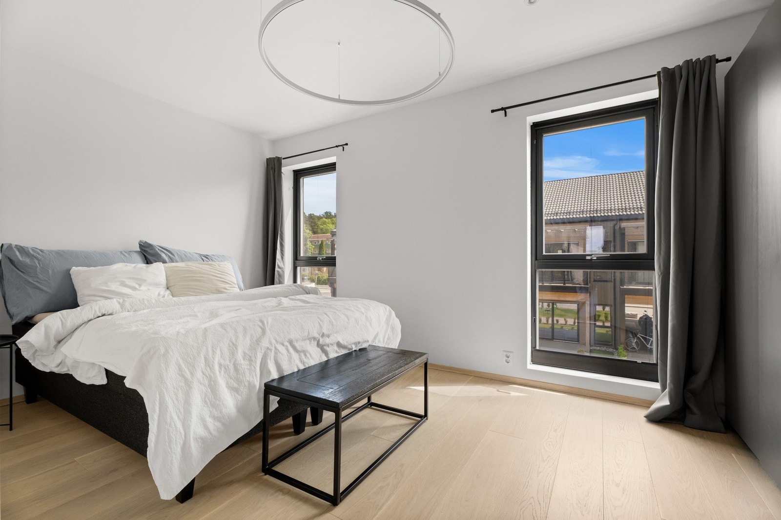 Hovedsoverommet er av god størrelse med plass til dobbeltseng og garderobe Galleribilde