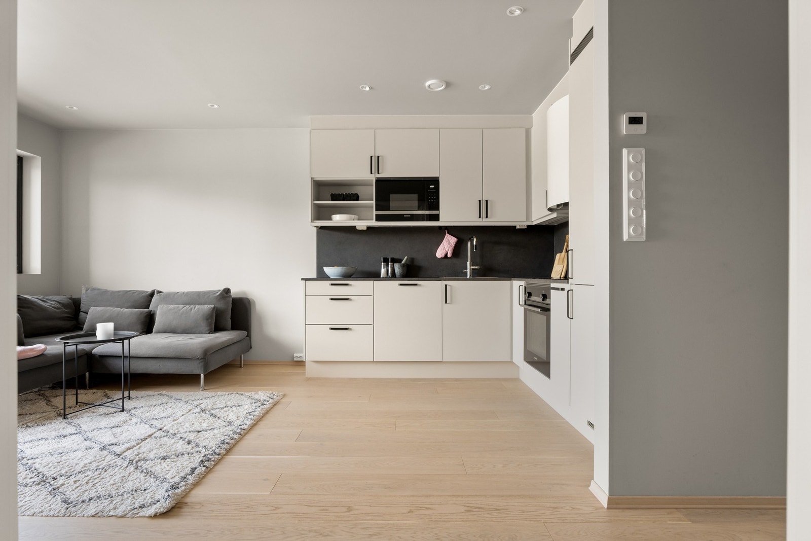 Det er integrert kjøleskap, fryseskap, stekeovn, platetopp og oppvaskmaskin Galleribilde