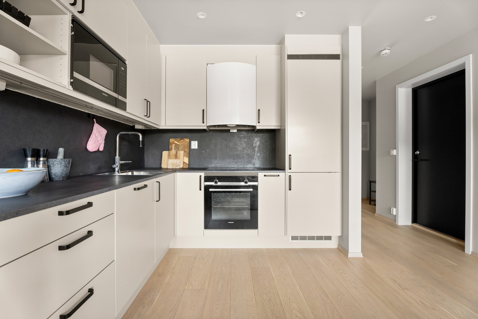 Laminat benkeplate og plate på vegg over benk Galleribilde