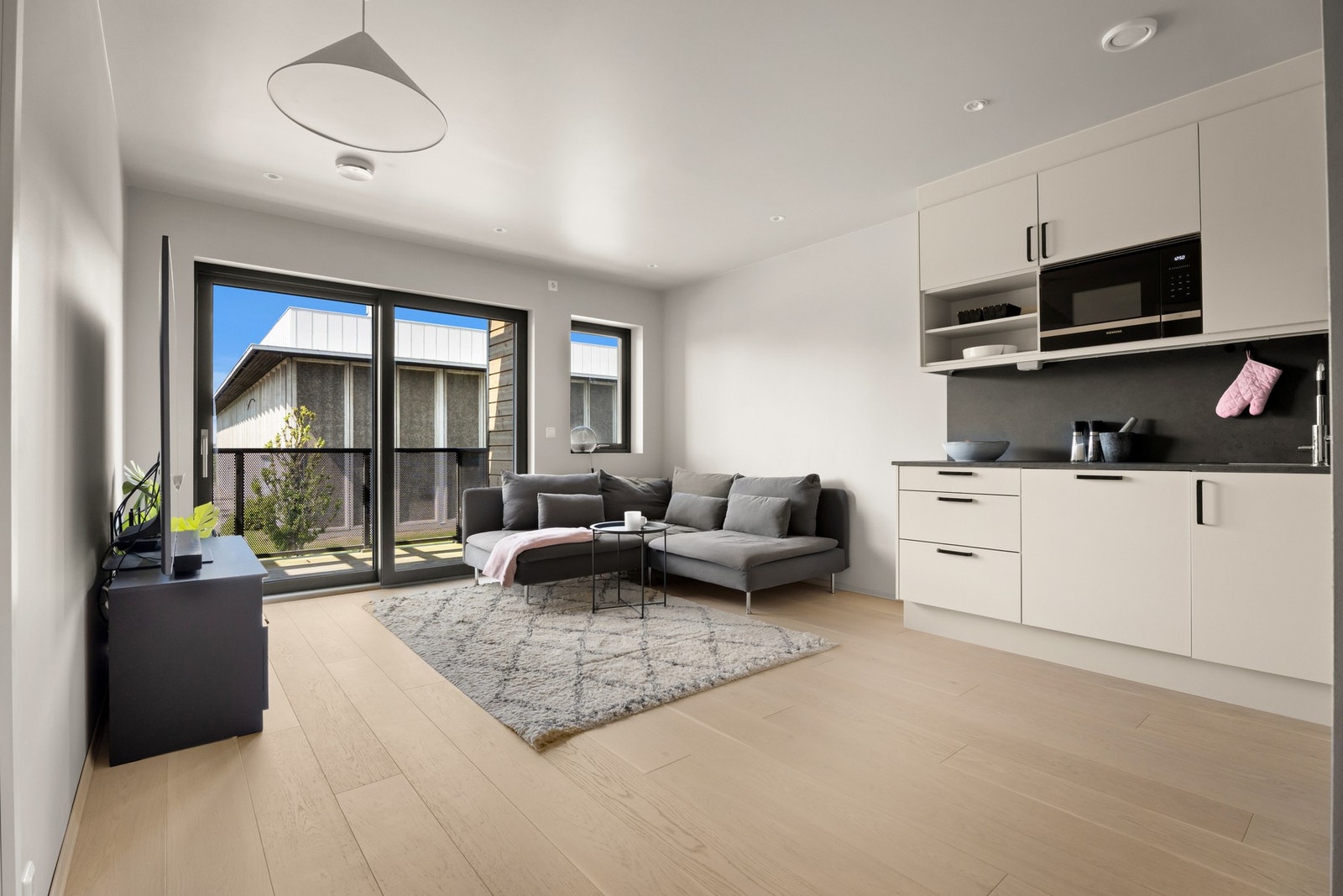 Det er parkett på gulv slette hvitmalte vegger Galleribilde