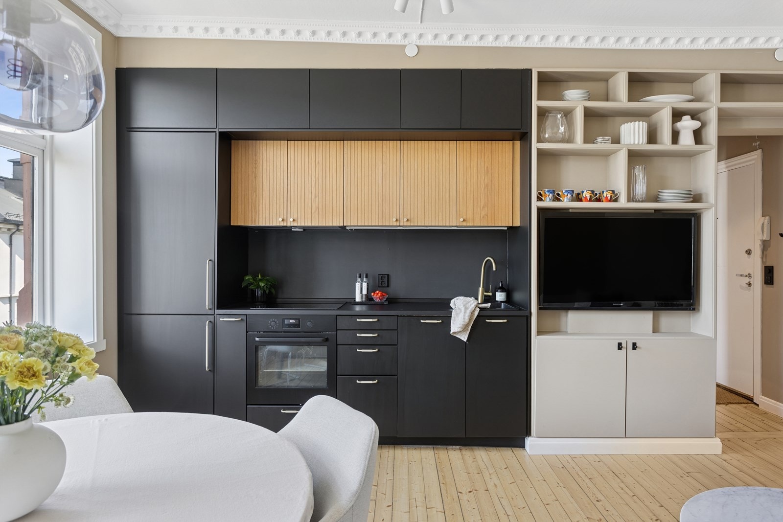 Kjøkkenet ligger i åpen løsning mot stuen, som gir et sosialt og romslig preg. Galleribilde