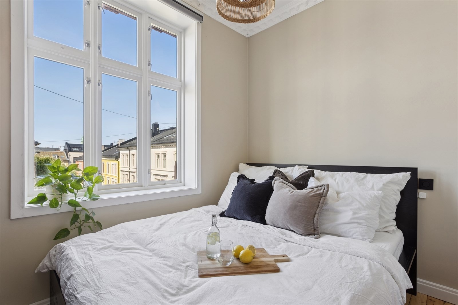 Delikate fargevalg og moderne løsninger gir leiligheten et gjennomført uttrykk. Galleribilde