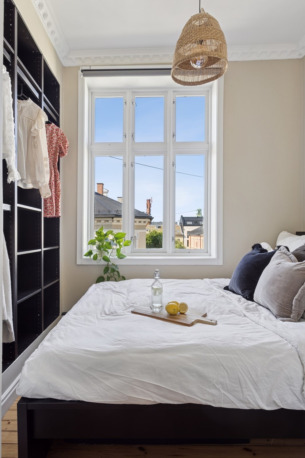 I leiligheten er det store vindusflater med brede karmer. Galleribilde