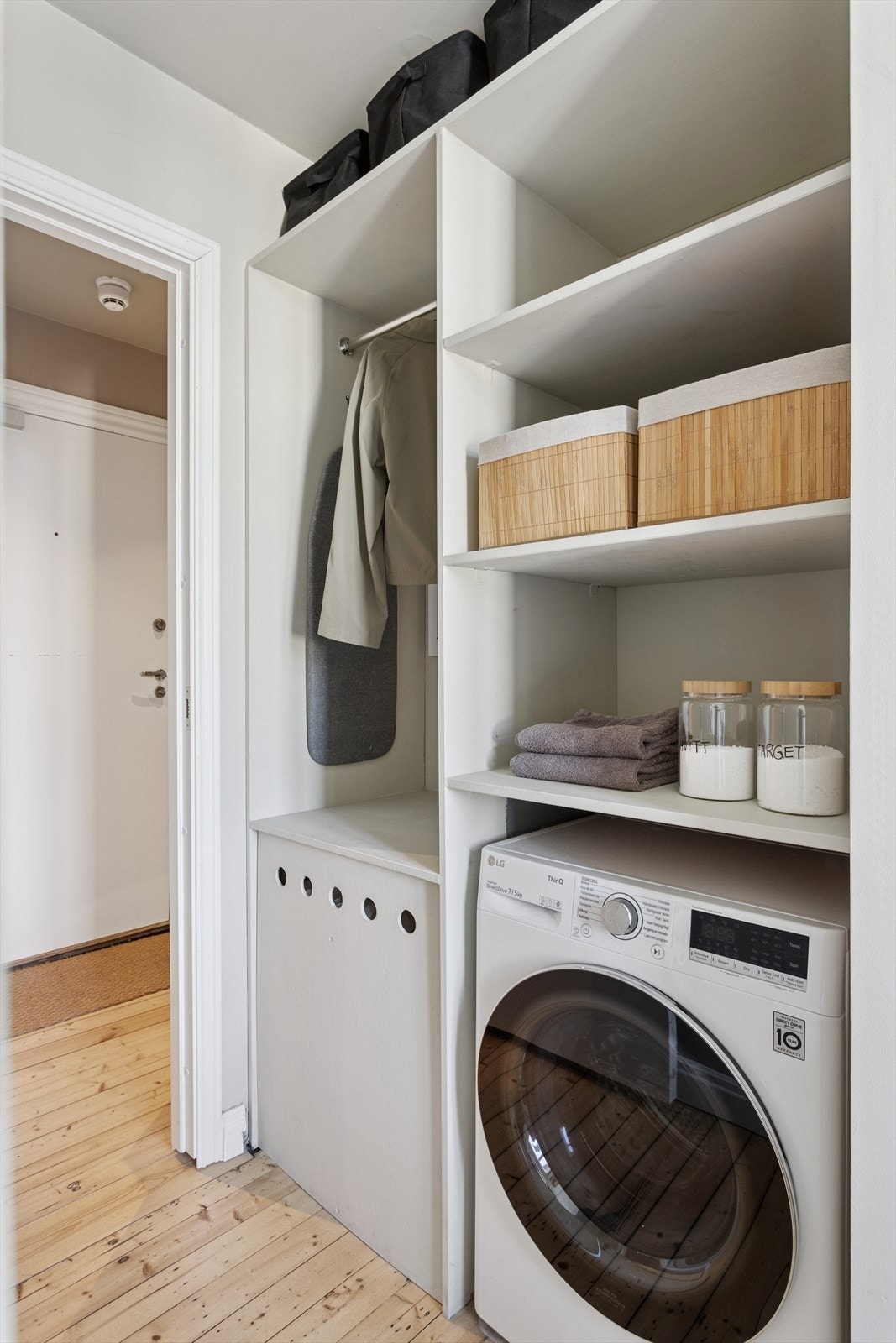 Gode oppbevaringsmuligheter i leiligheten, i tillegg disponerer leiligheten kjeller- og loftsbod. Galleribilde