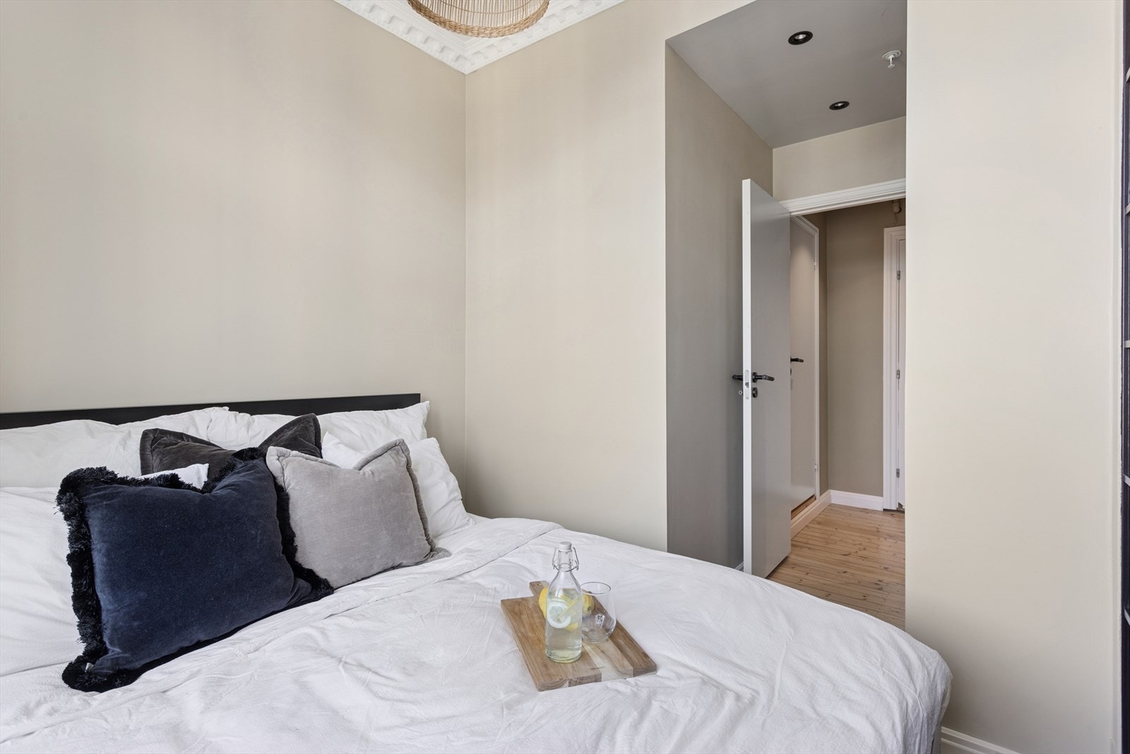 Soverommet er malt i 2023 og har vakker stukkatur i himlingen. Galleribilde