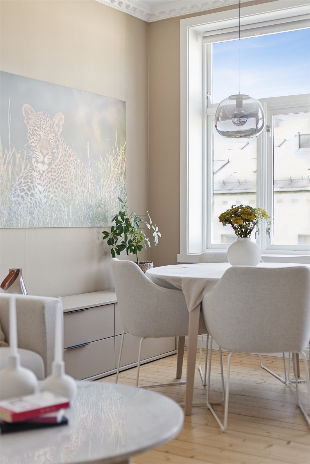 I stuen er det plass til hyggelig sofakrok, ønsket medie- og oppbevaringsmøblement, samt et spisebord. Galleribilde