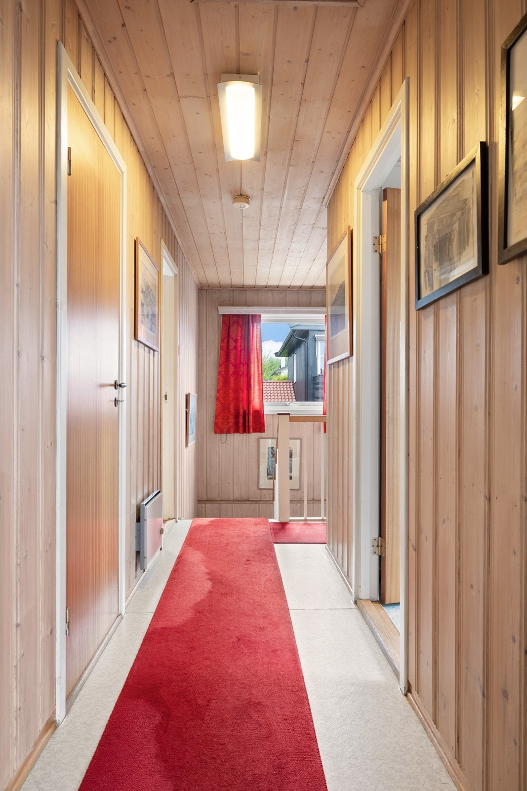 2. Etasjen består av 4 soverom og vestvendt balkong med flott utsyn. Galleribilde