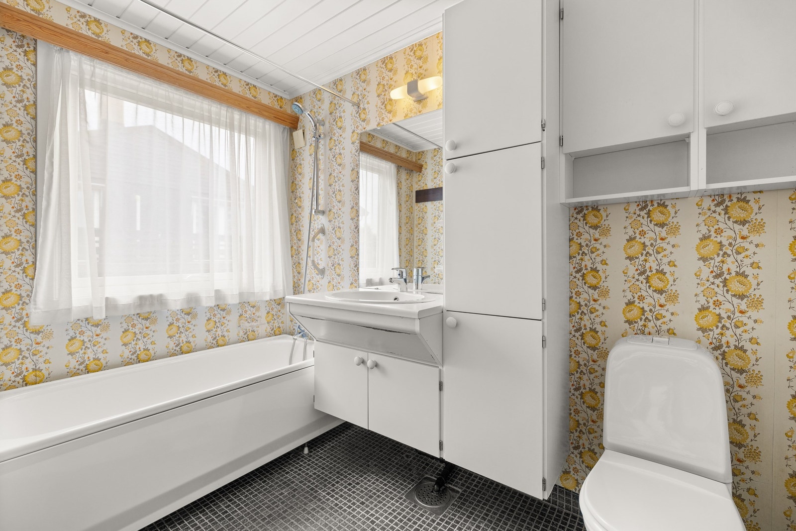 Baderom med plass til badekar Galleribilde