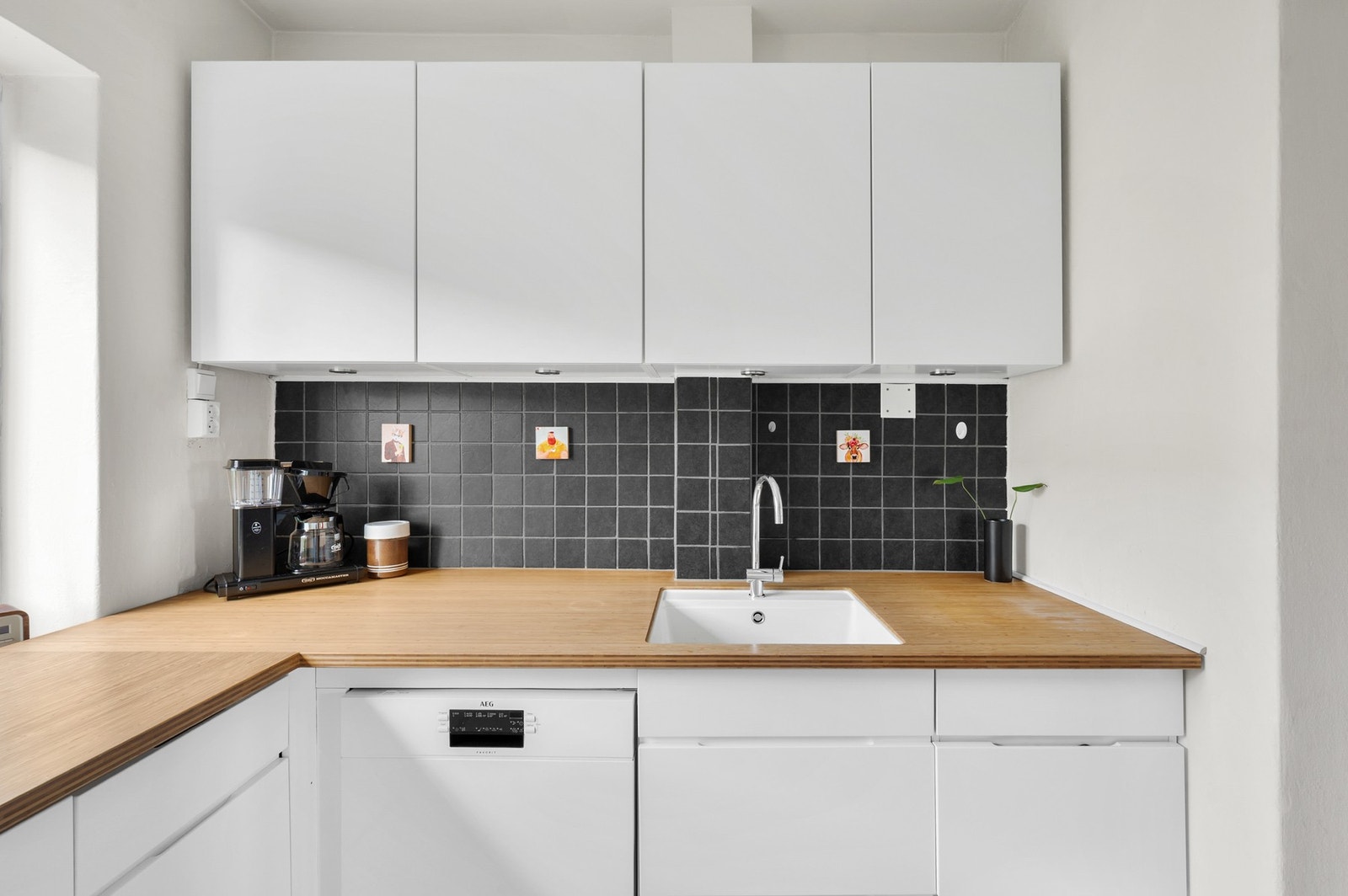 Kjøkkenet har godt med skap- og benkeplass. Galleribilde