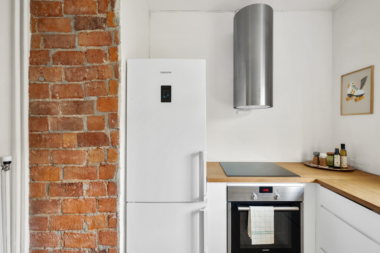 Lekkert innslag av teglsten på kjøkkenet. Galleribilde