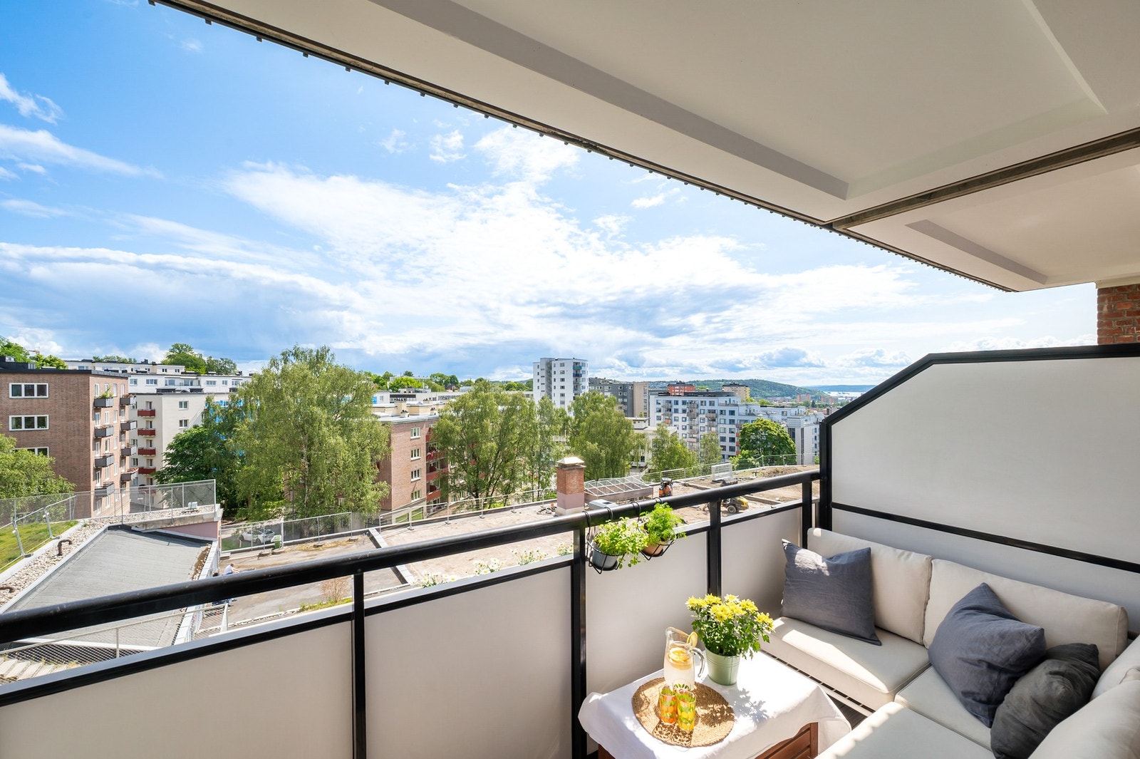 Her vil du bo skjermet og rolig til, uten noe innsyn på balkong - og stuesiden. Bo i områdets mest populære gate! Galleribilde