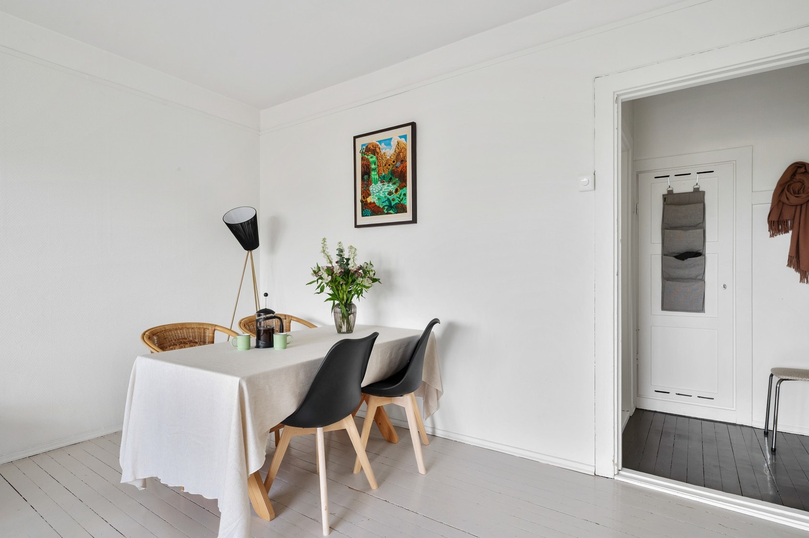 Naturlig sone for spisebord i stuen. Galleribilde