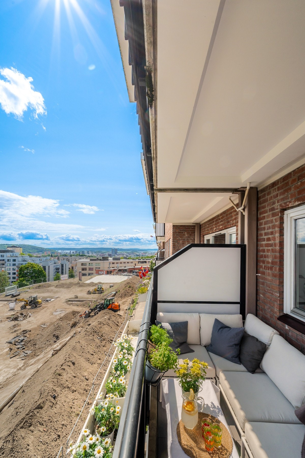 Når oppgraderingen av uteområdet er ferdig, vil du ha utsikt mot en stor og flott gressplen. Galleribilde