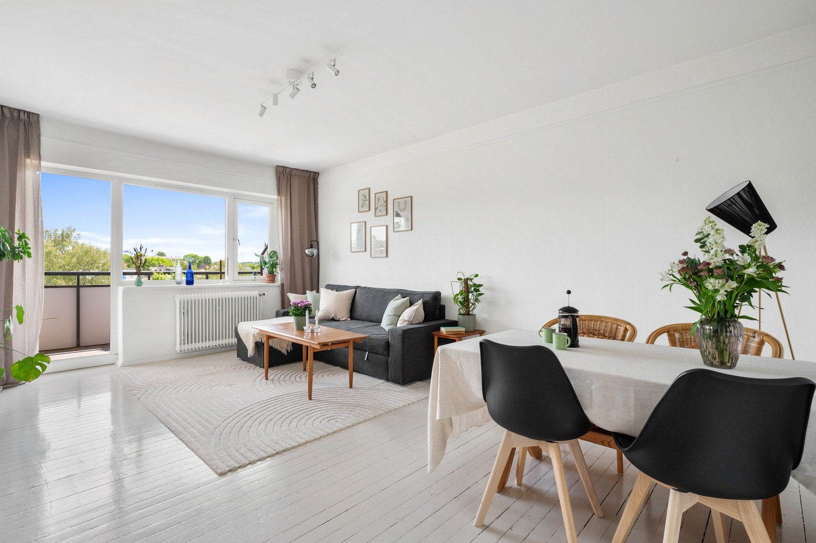 Stuen er lys og luftig med god plass til både sofagruppe og spisebord. Galleribilde