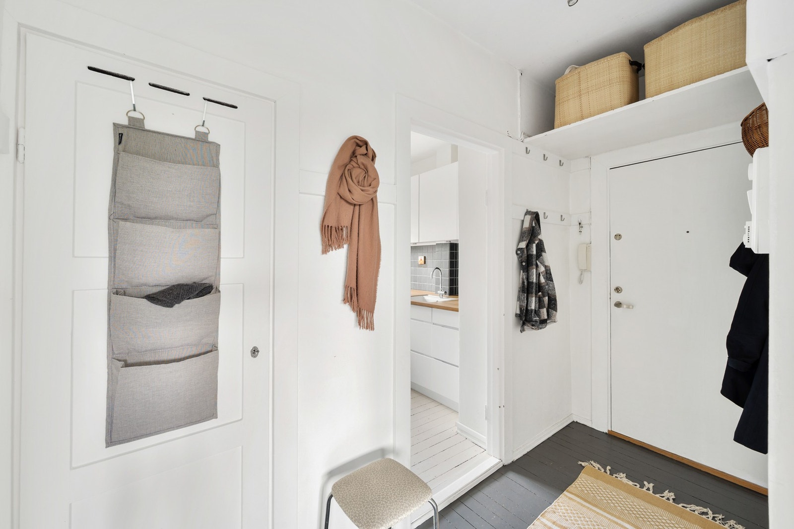 Leilighetens inngangsparti er romslig og innbydende med masse oppbevaringsplass. Galleribilde