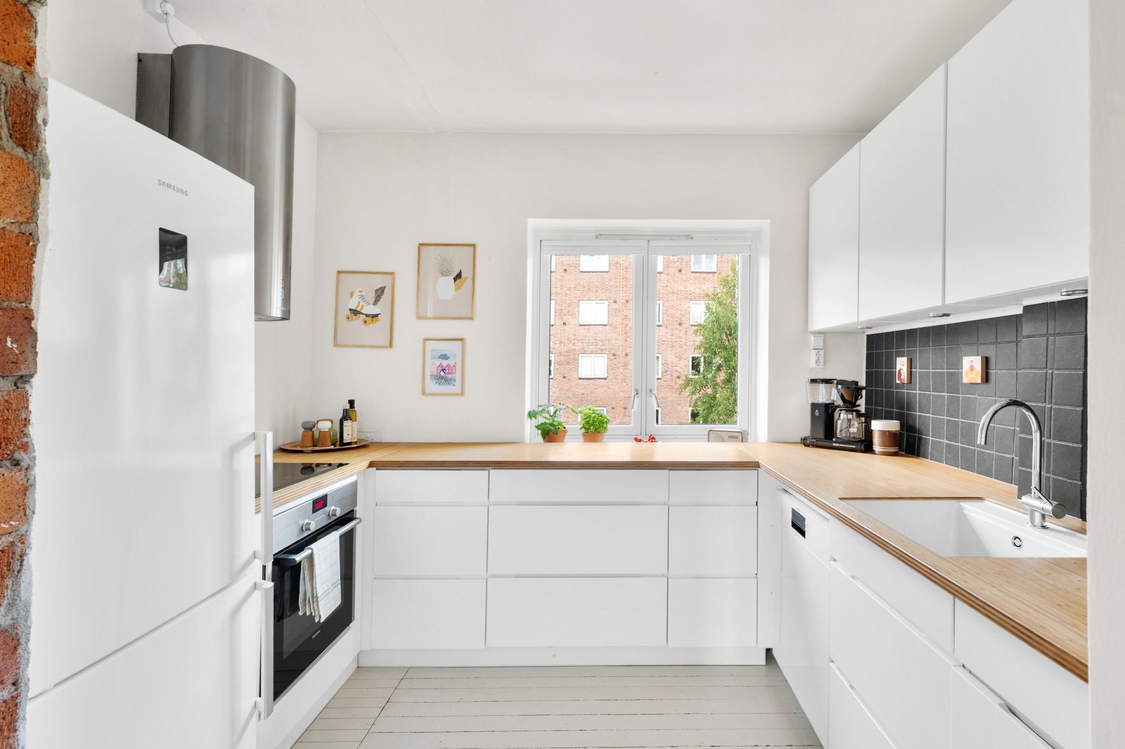 Lyst og tidløst kjøkken i separat rom. Galleribilde