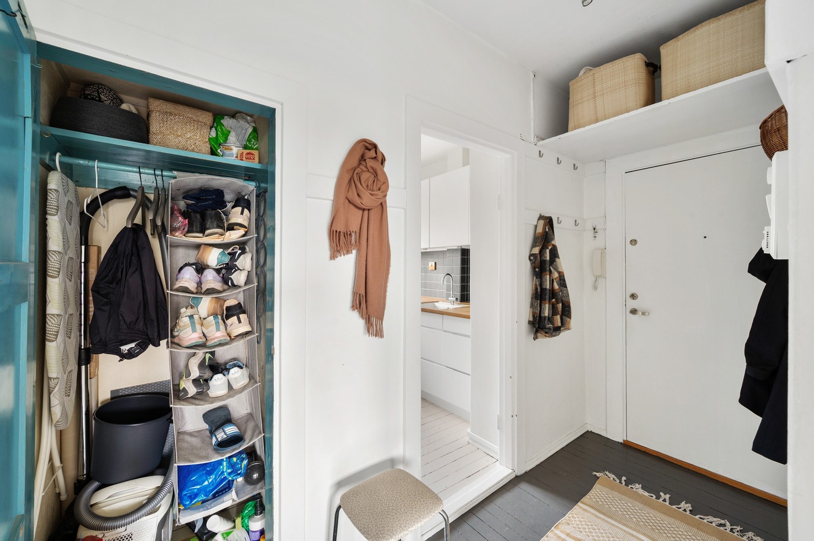 Praktisk, plassbygget garderobeskap gir godt med ekstra oppbevaringsplass i entréen. Galleribilde