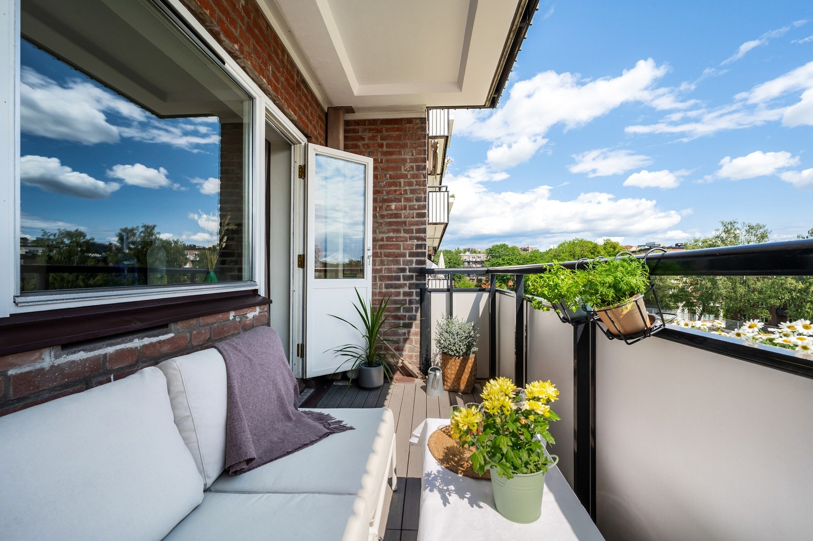 Balkongen er på hele 6,2 kvm, så det er god plass til å møblere med utemøblement og grill. Galleribilde