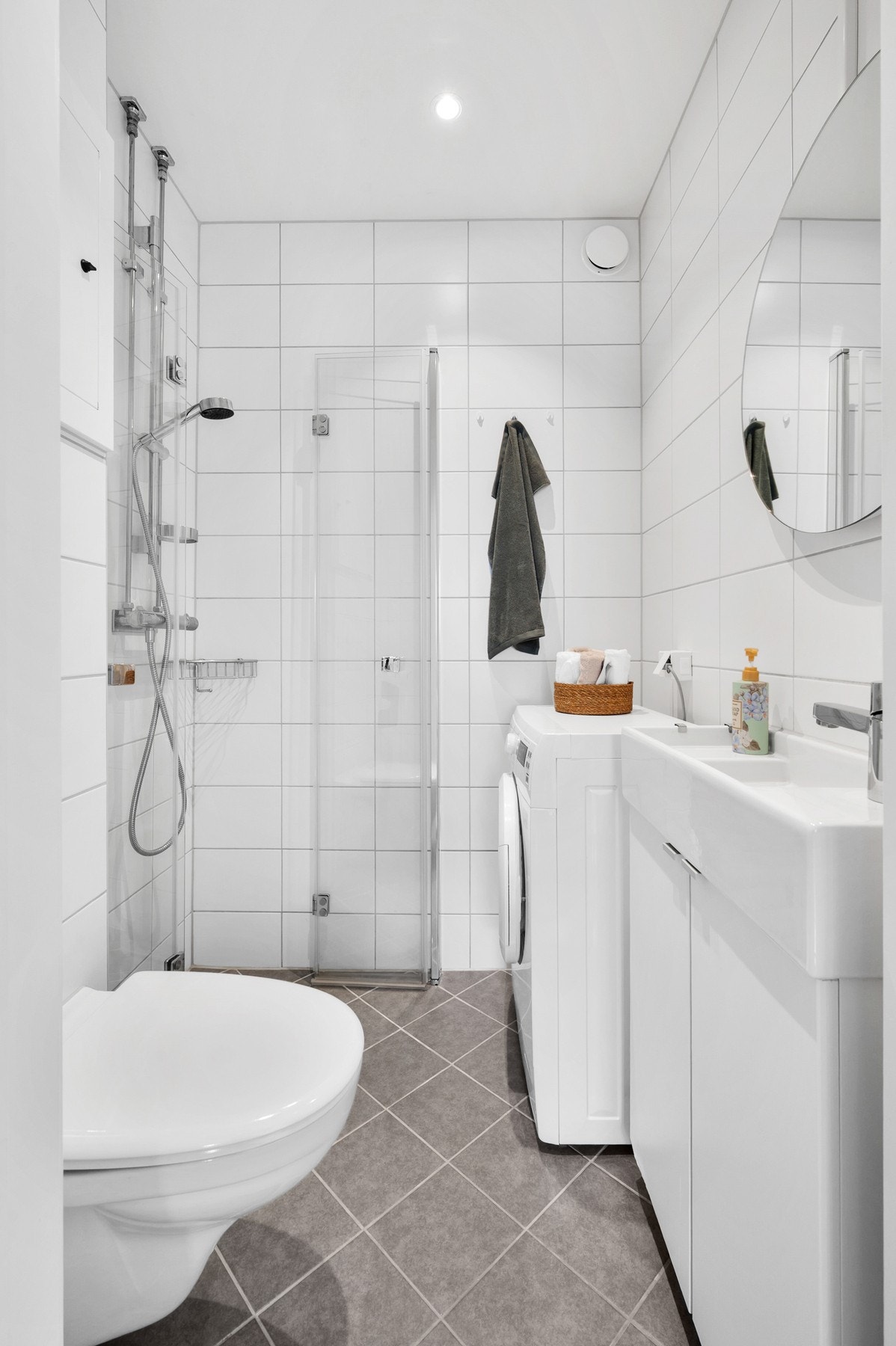 Lekkert, flislagt bad med gulvvarme og opplegg for vaskemaskin. Galleribilde