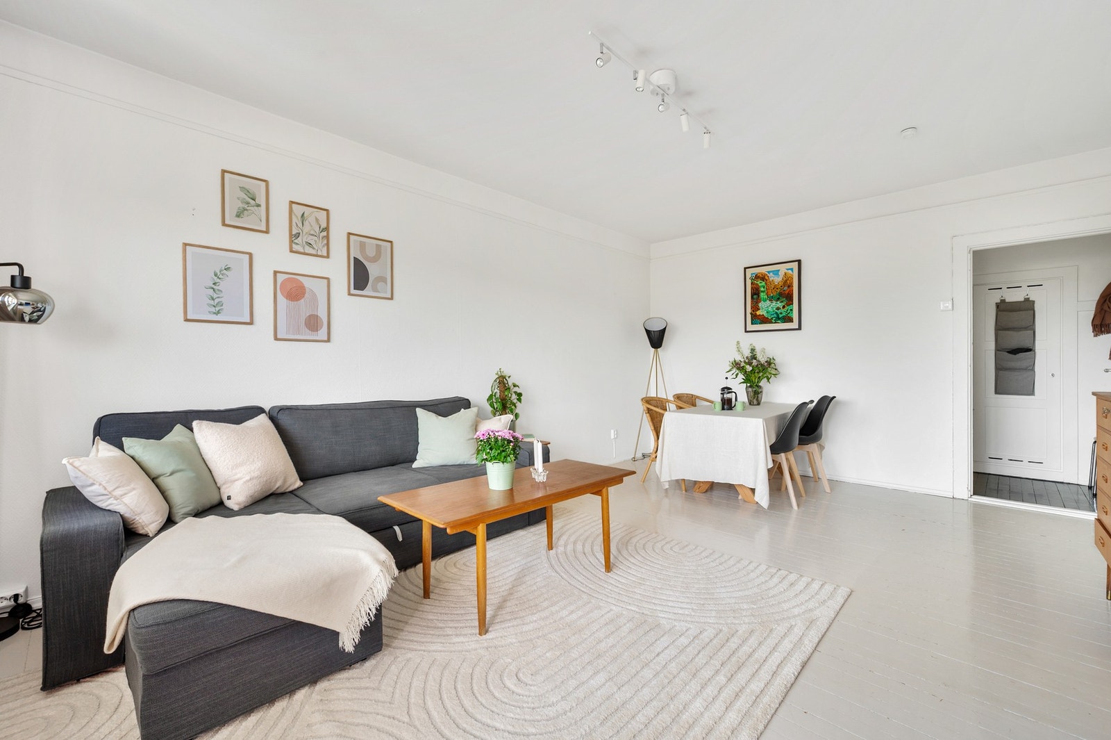 Stuens gode utforming gjør det enkelt å møblere etter eget ønske. Galleribilde