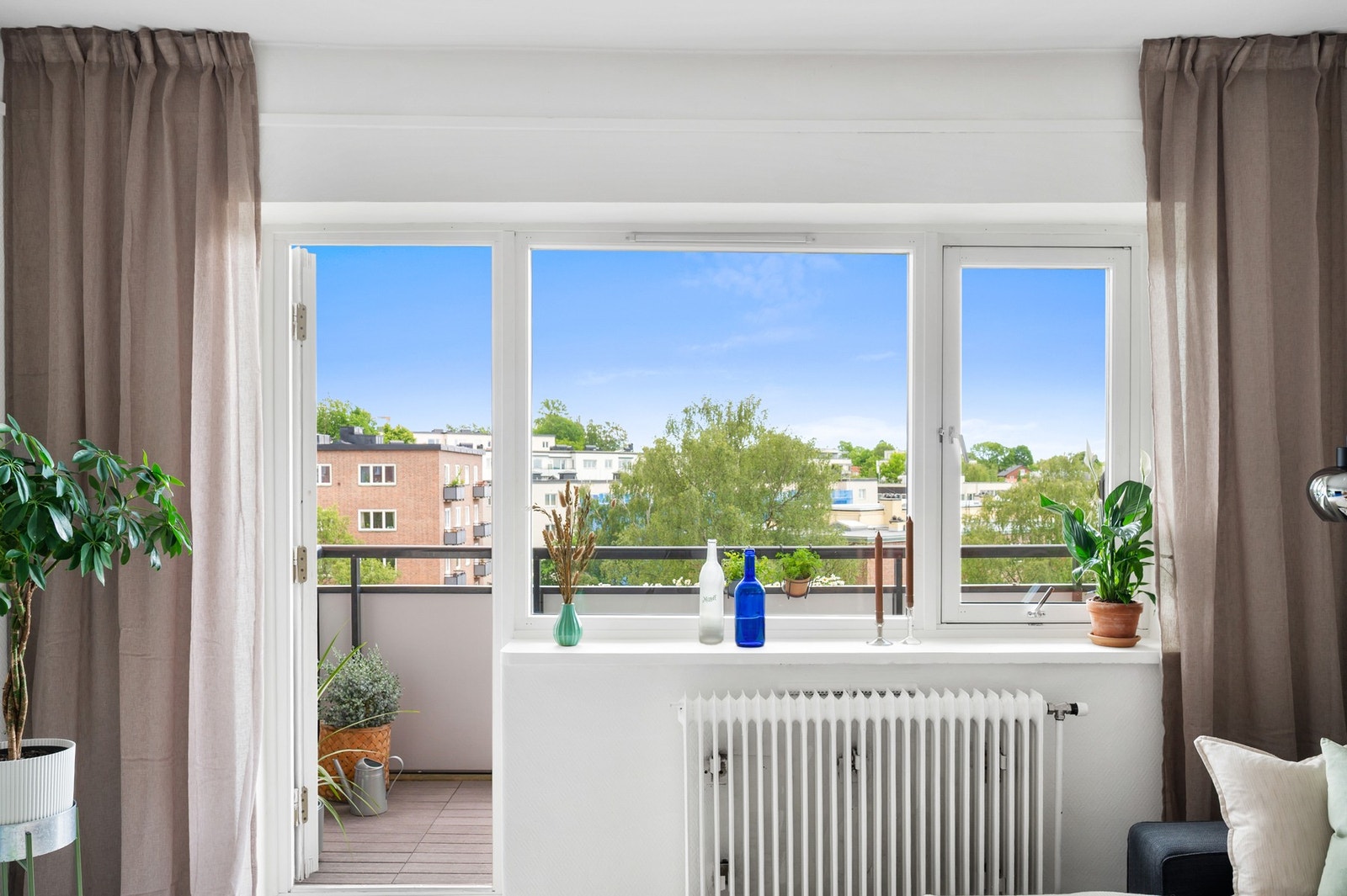 De store vindusflatene gir godt med naturlig lys til rommet. Galleribilde