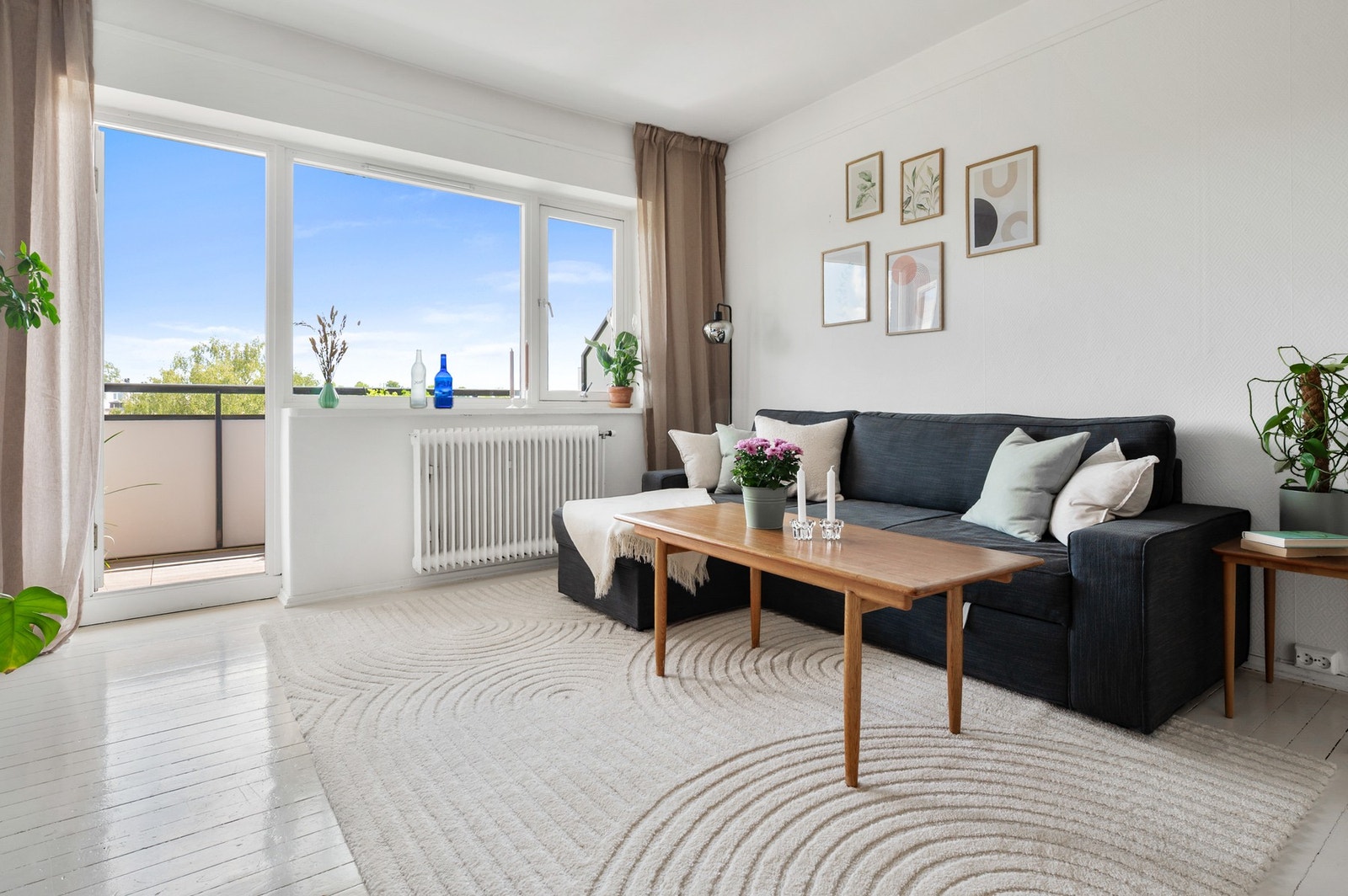 Velkommen til denne sjarmerende, romslige og innbydende 2-roms leiligheten i Schouterrassen 9! Galleribilde