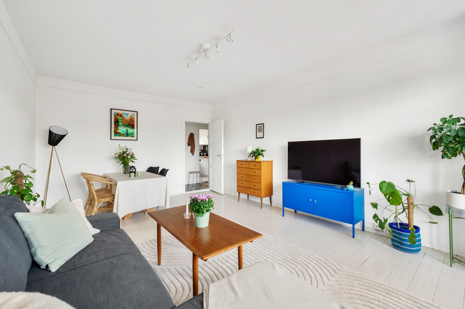 På gulv er det et lekkert, malt tregulv som gir ekstra sjarm til boligen. Galleribilde