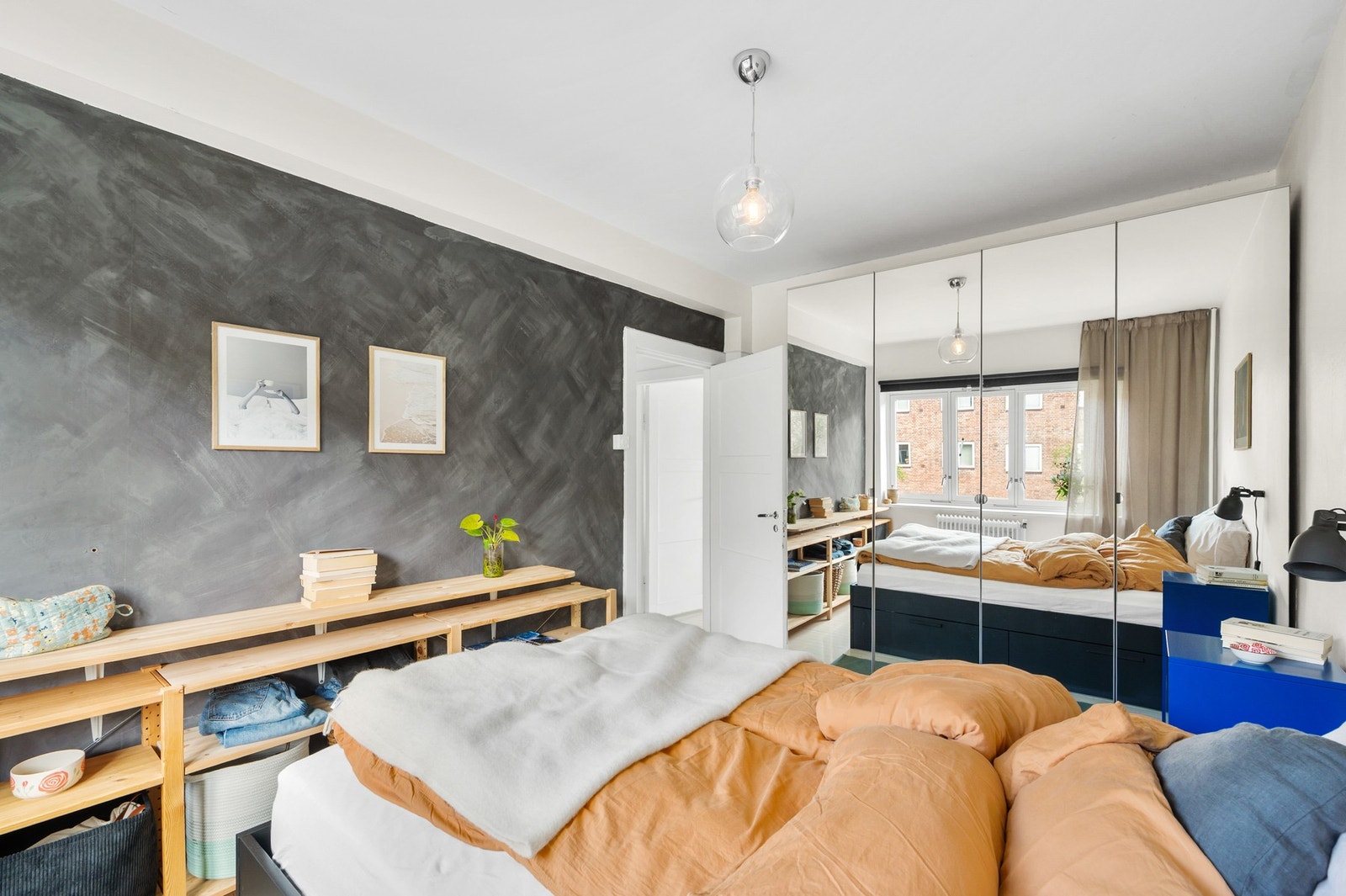 Det er rikelig med oppbevaringsplass i garderobeskap. Galleribilde