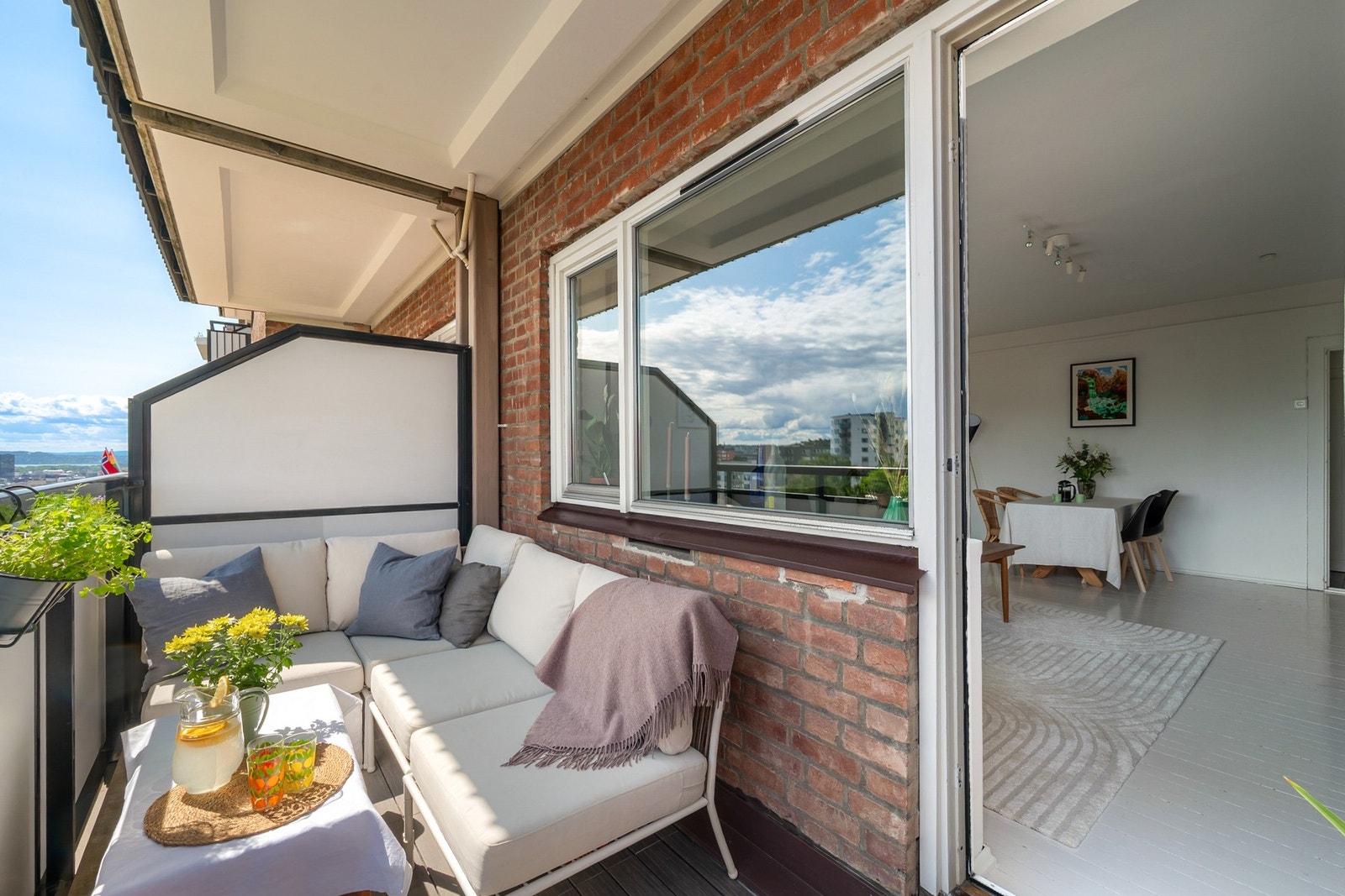 Flott balkong med gode solforhold fra soloppgang og til utpå ettermiddagen. Galleribilde