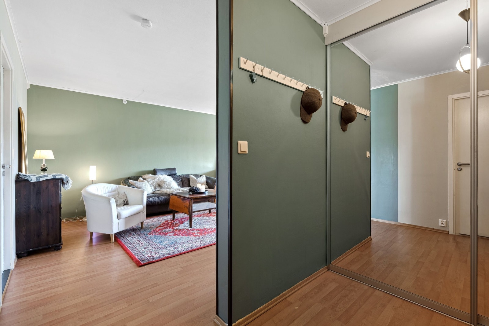 Stor gang og innebygd garderobe med speildører. Galleribilde