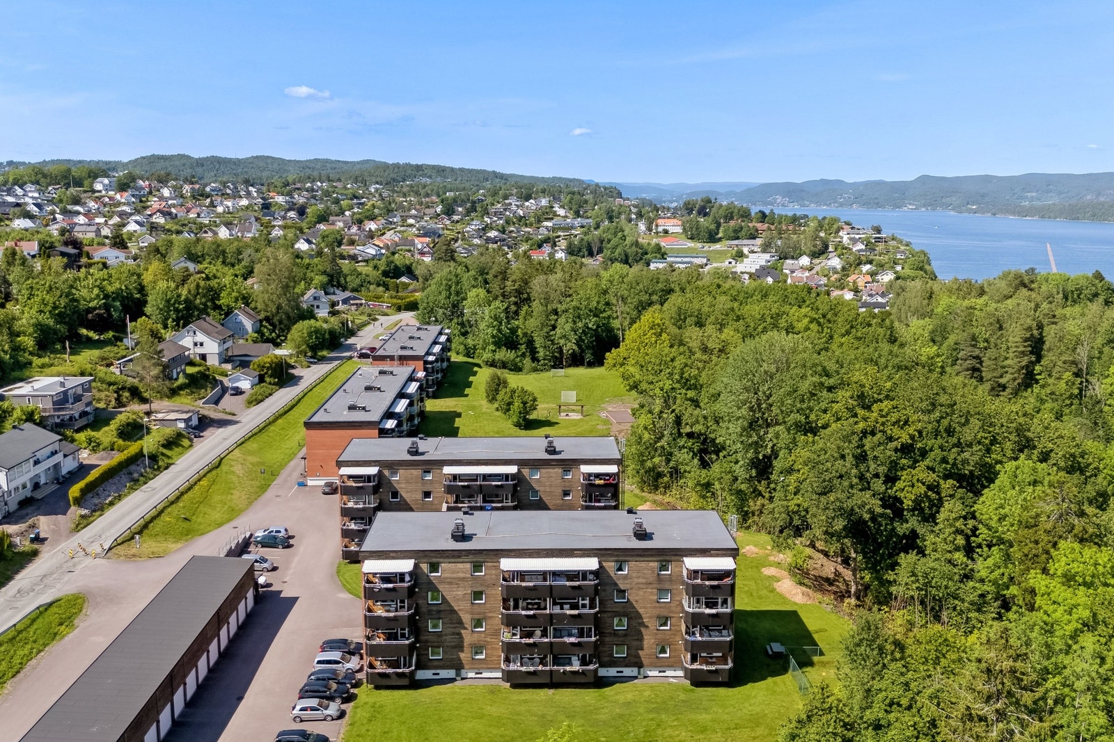 Barlindveien 9b, blokken helt foran på bildet. Leiligheten ligger midt på i 3. etg. Galleribilde