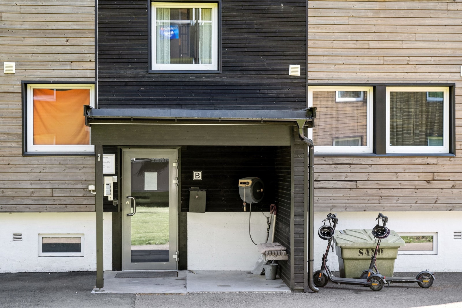 Ryddig overbygd inngangsparti. Galleribilde
