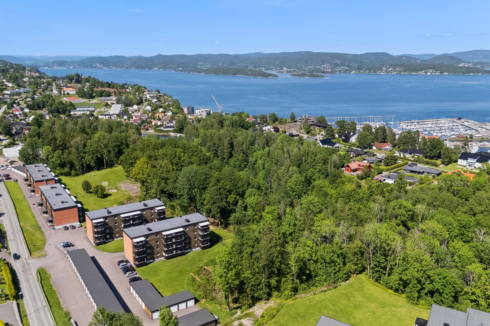 Oversikt over grøntområde. Idylliske Bassengparken med hyggelige benker rundt vanne "et steinkast" fra blokka. Her er turstier som tar deg raskt ned til Holmestrand sentrum. Roveheisen fra fjellet ned til jernbanen ligger kun en 5 minutts sykkeltur unna. Galleribilde