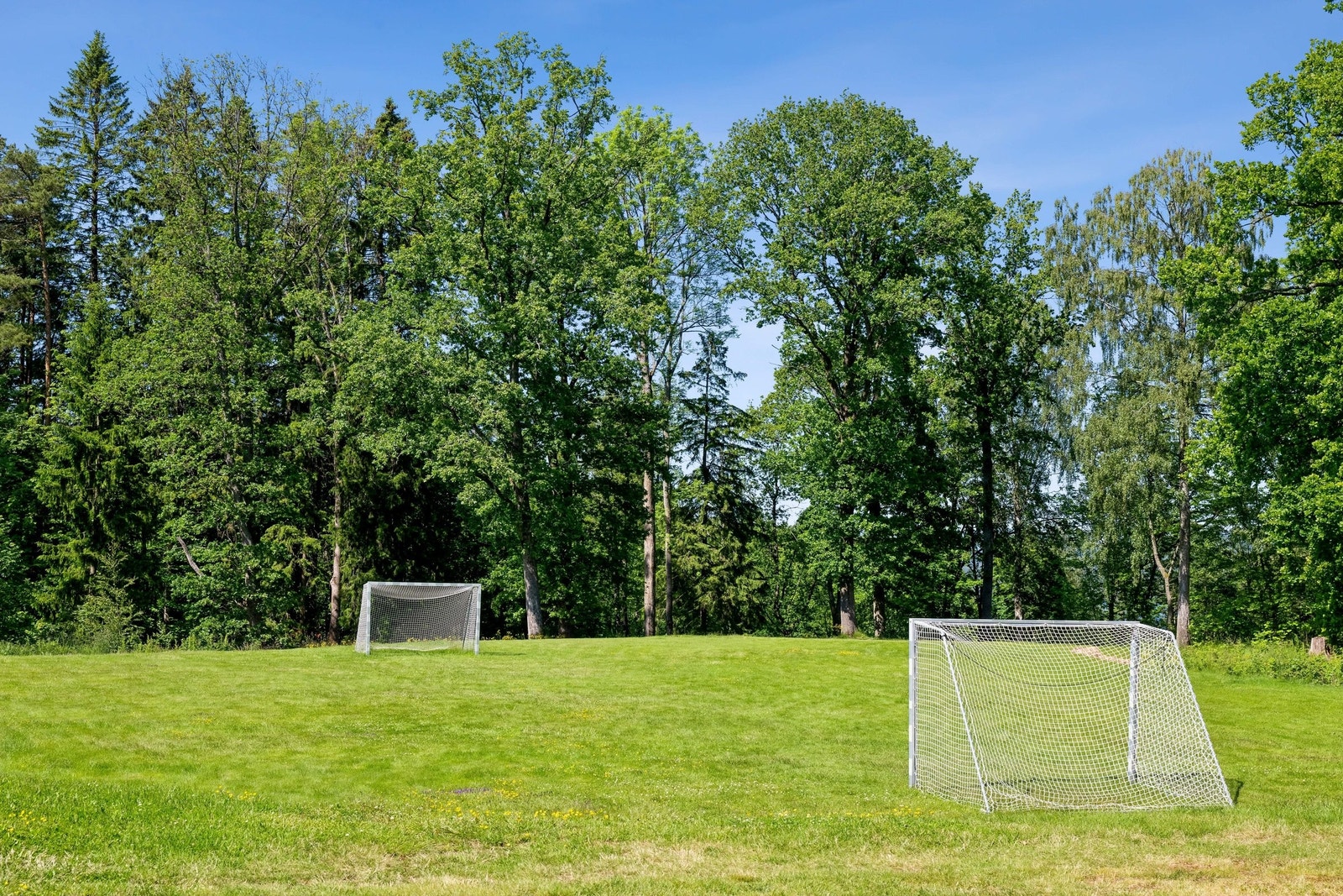 Barnevennlig lekeplass med fotballbane. Galleribilde