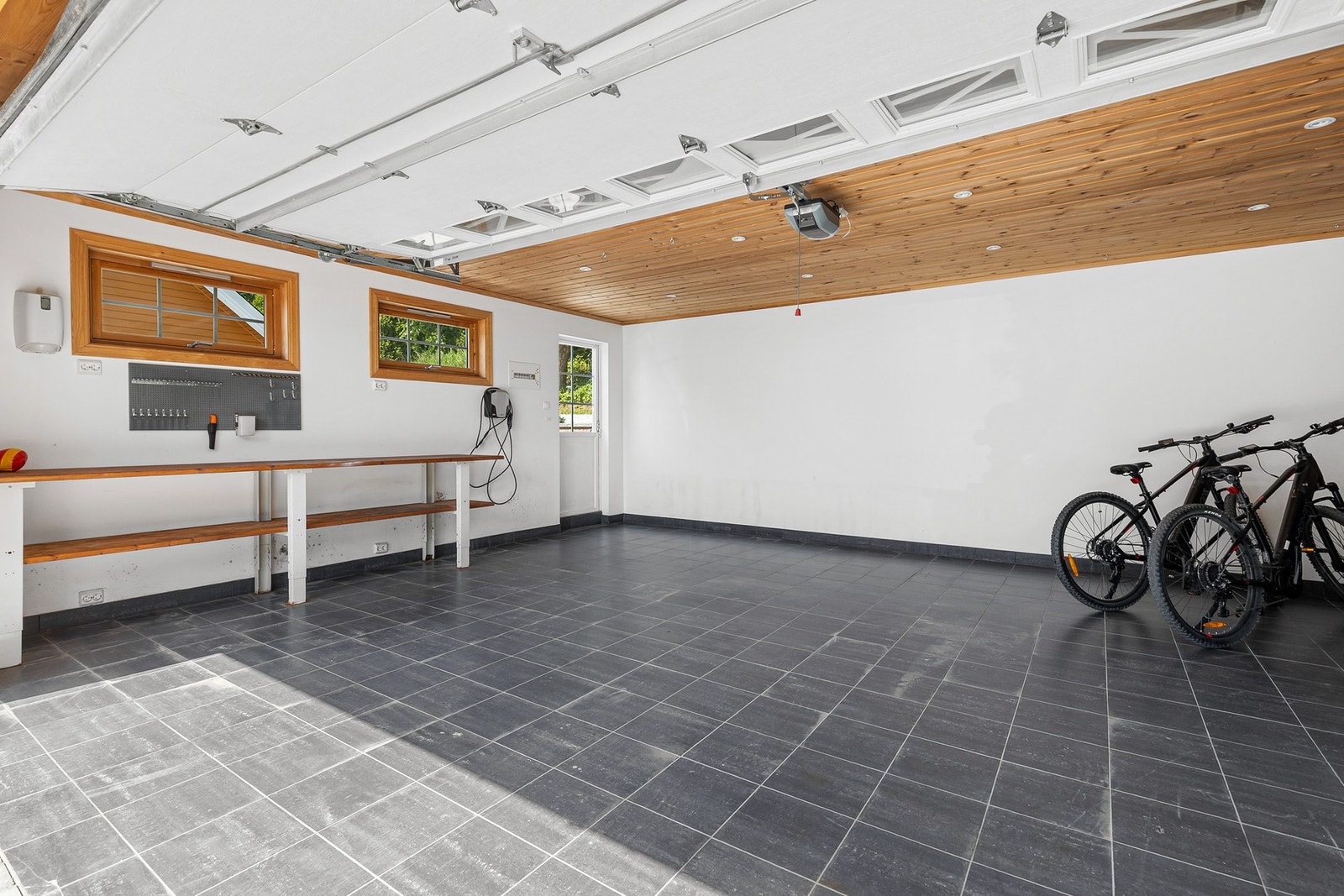 Romslig og lys garasje Galleribilde