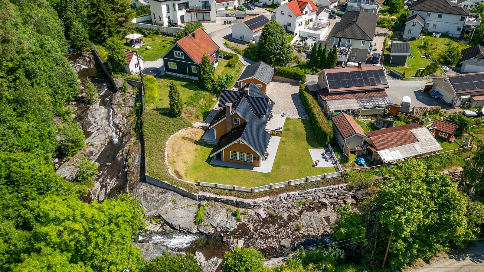 Dette er en sjarmerende familiebolig med private uteområder og idyllisk beliggenhet Galleribilde