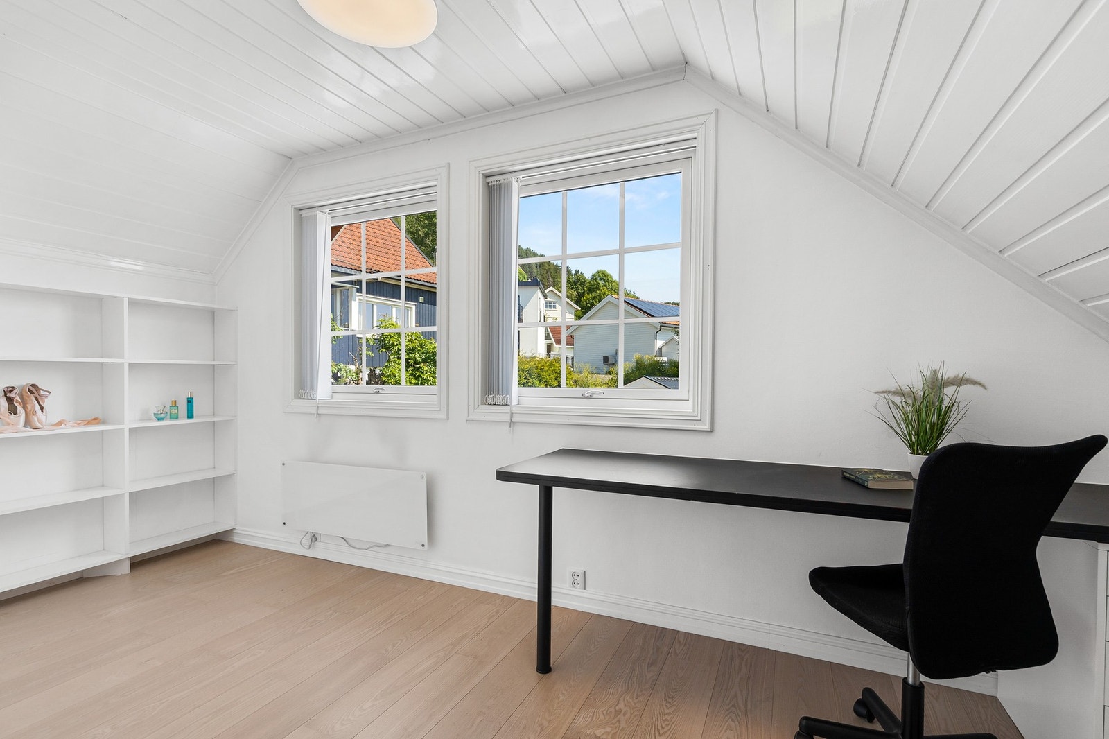 Alle soverommene har parkett på gulv og panelplater og tapet på vegger. Galleribilde