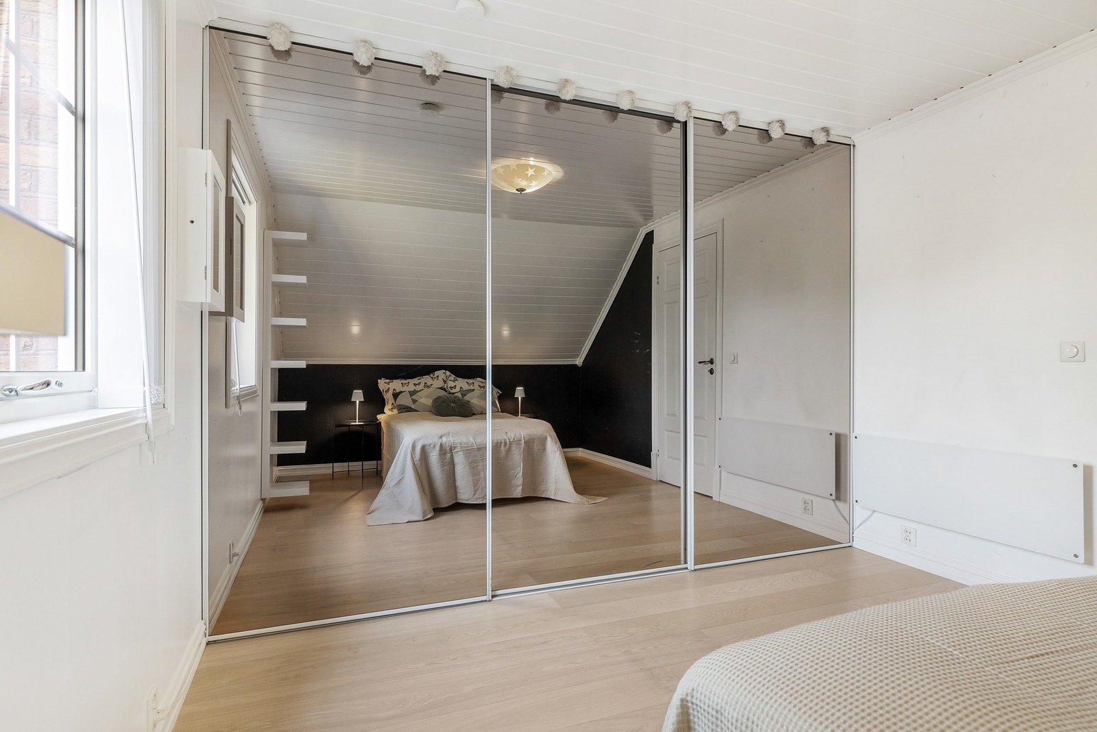 God oppbevaringsplass i skyvedørsgarderobe Galleribilde