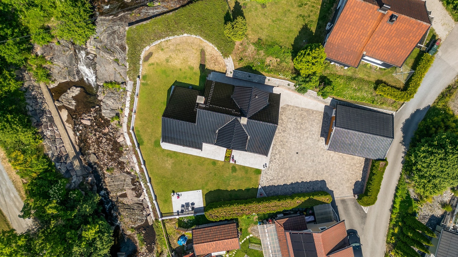 Eiendommen har en attraktiv beliggenhet i et veletablert og barnevennlig boligområde i Krokstadelva Galleribilde
