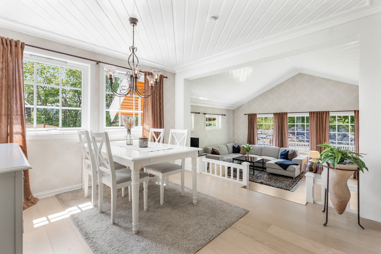 Stuen har store vindusflater som slipper inn rikelig med naturlig lys Galleribilde