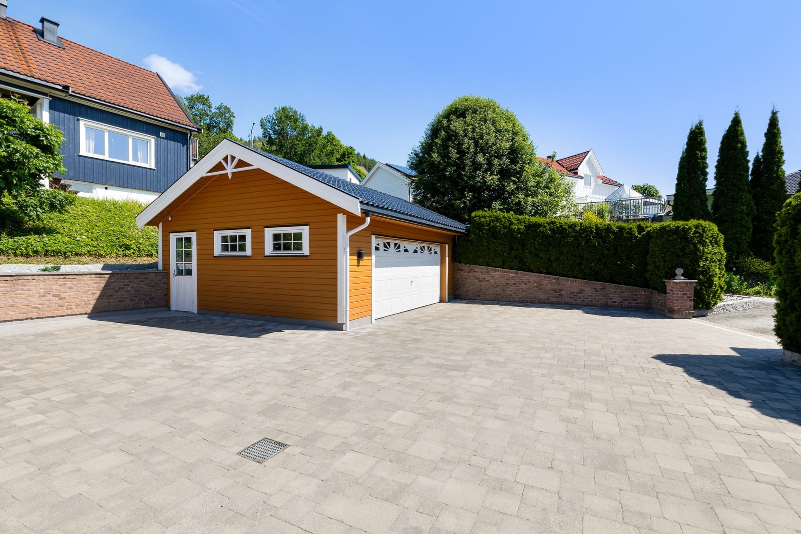 Parkering i garasje og gårdsplass Galleribilde