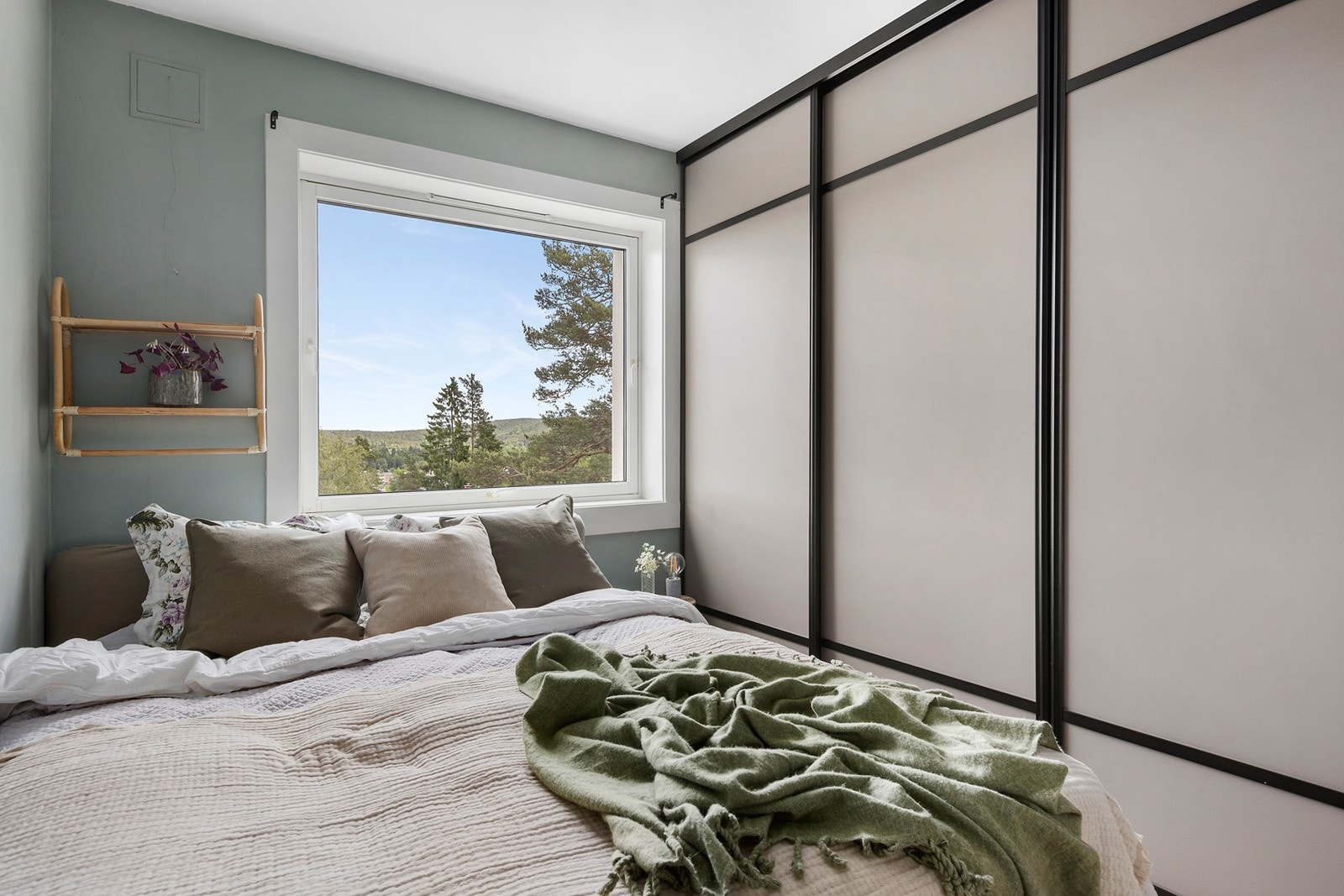 Soverommet er av god størrelse. Her får du enkelt plass til stor dobbeltseng med tilhørende møblement, og det er godt med oppbevaring i stort garderobeskap. Galleribilde