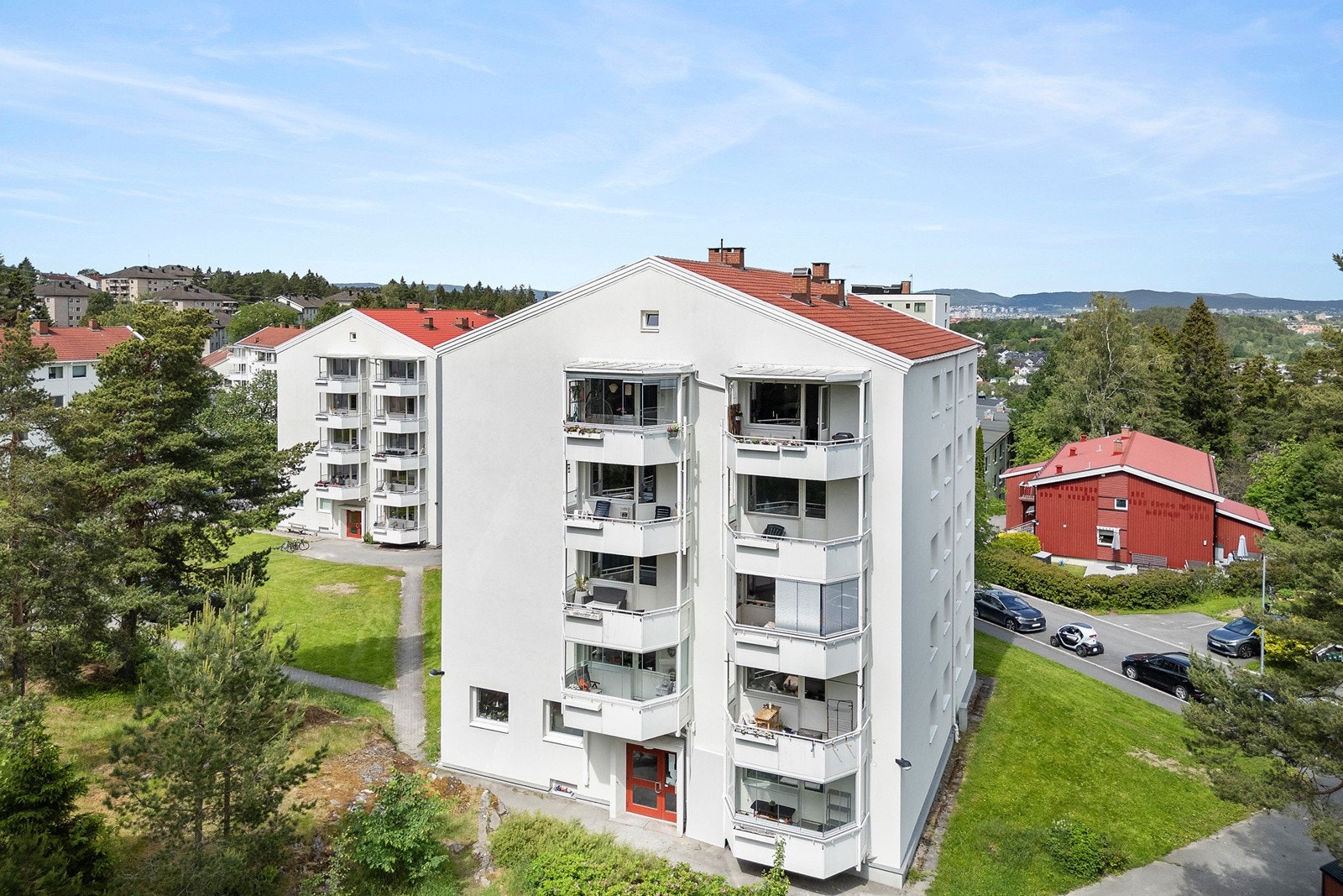 Marmorveien 3 byr på en unik kombinasjon av urban komfort og naturskjønne omgivelser. Galleribilde