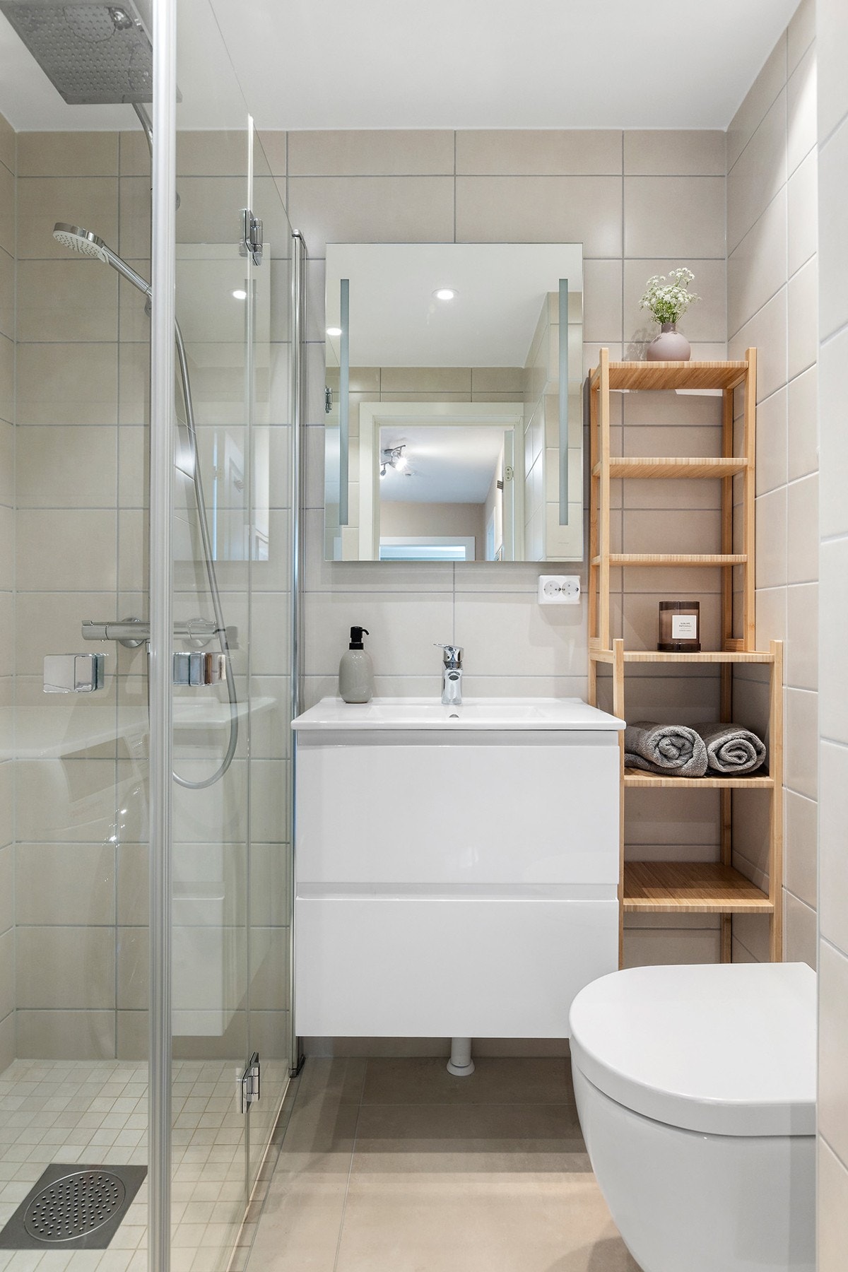 Nytt og lekkert bad fra 2025. Baderomsinnredningen er bestående av servant med skuffeseksjon, speil med sidelys, vegghengt klosett, dusjhjørne med foldedører og opplegg for vaskemaskin. Galleribilde