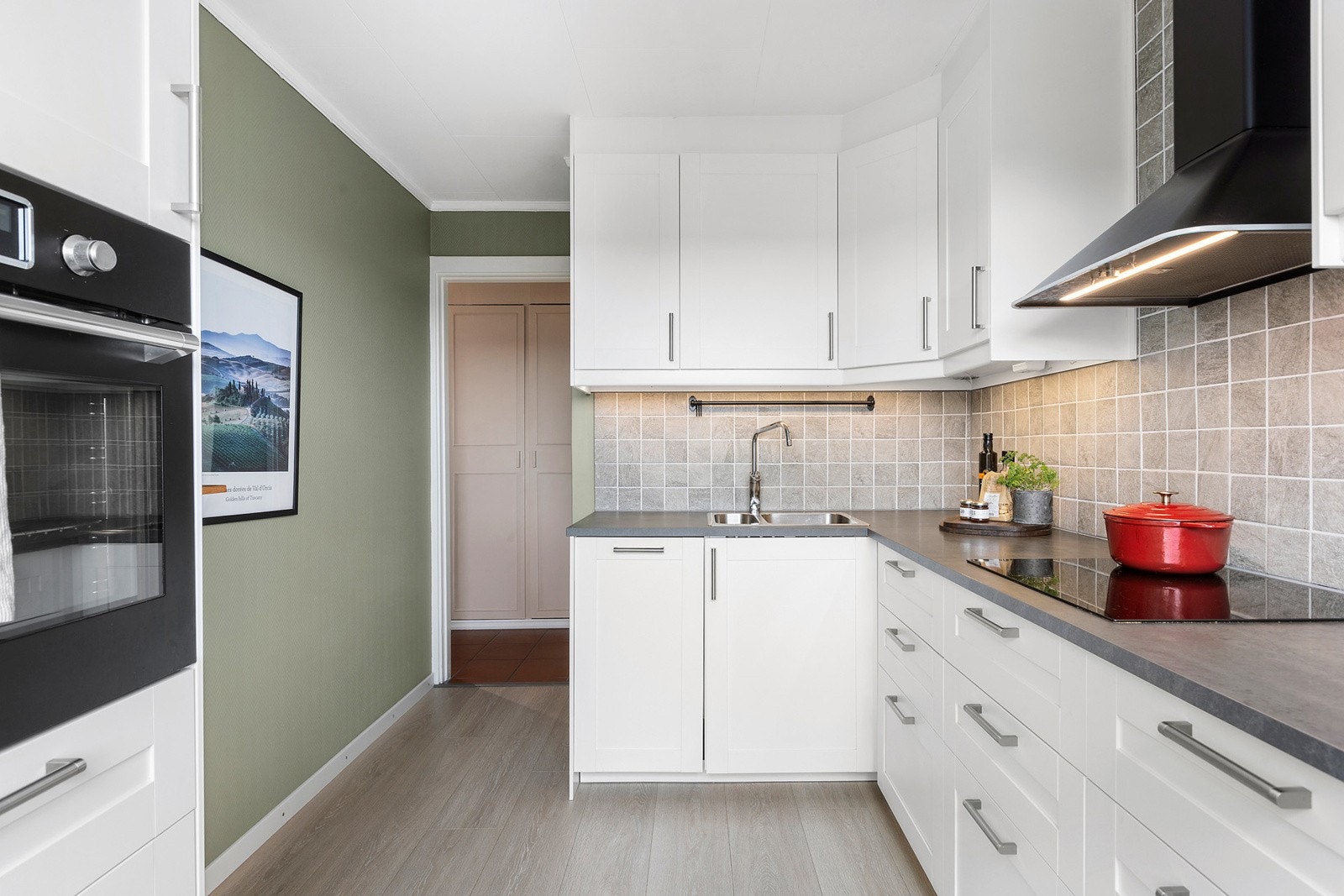 Kjøkkenet har god benke- og skapplass. Galleribilde